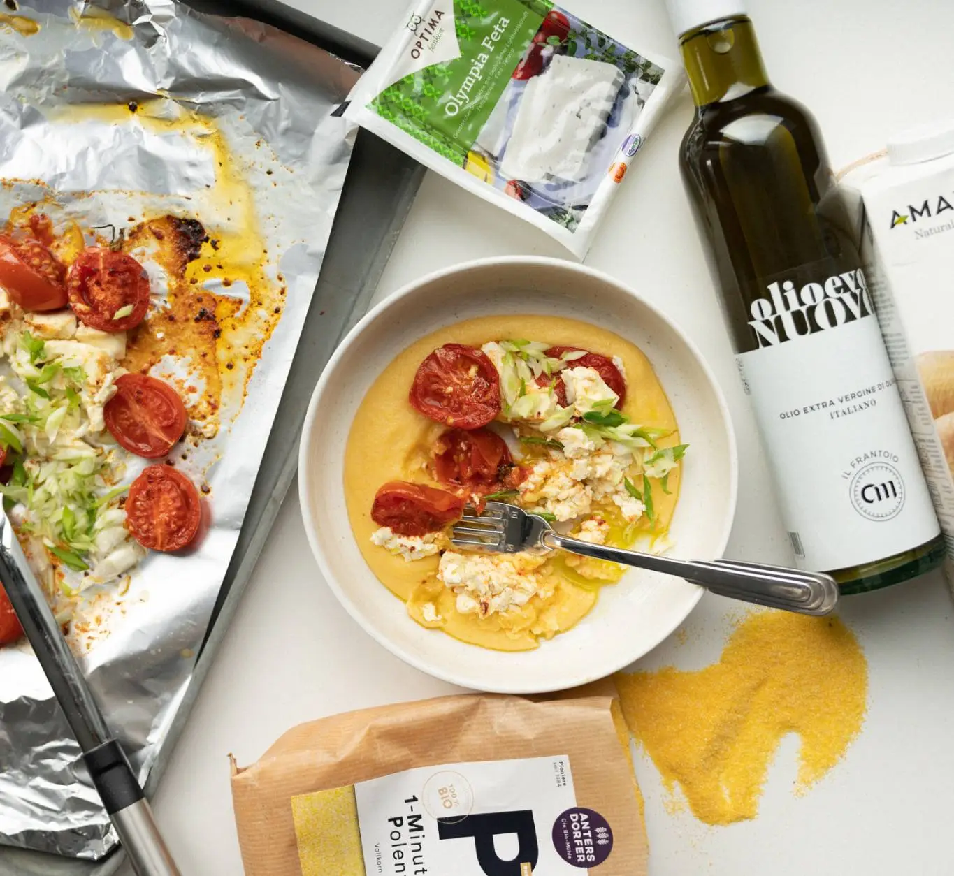 Kreminė polenta su orkaitėje kepta feta bei pomidorais