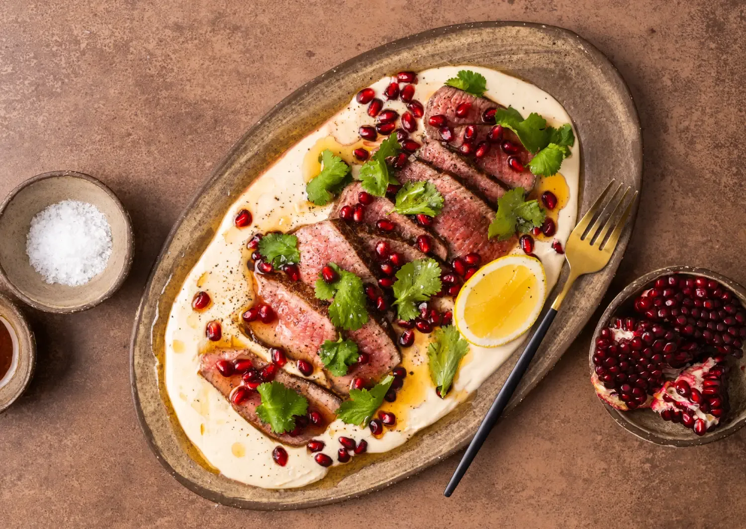 Jautienos steiko juostelės kremiškame jogurto ir tahini padaže