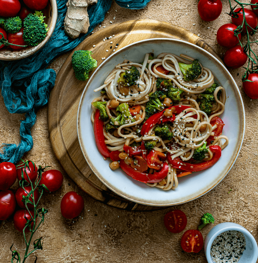 Veganiški Udon makaronai su daržovėmis