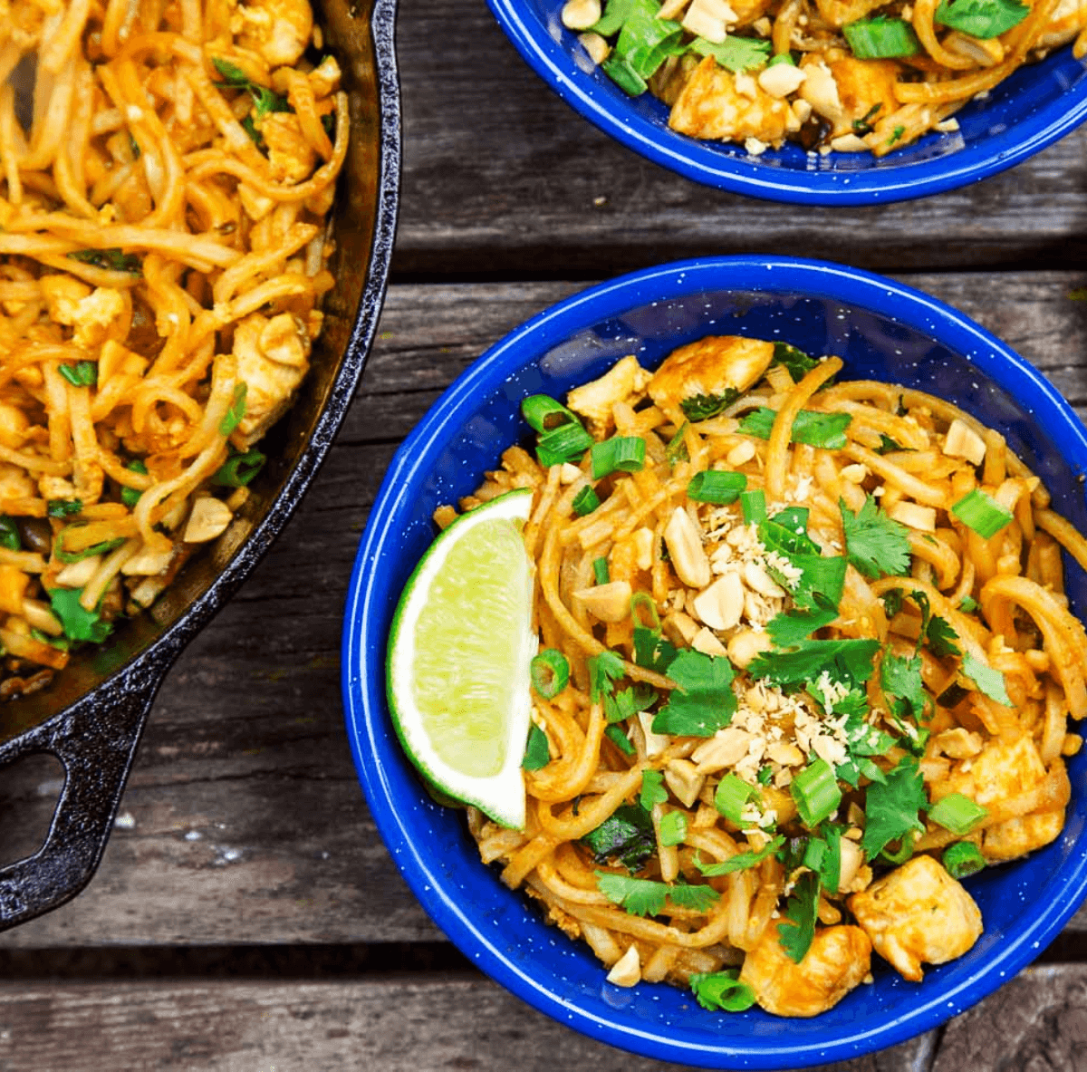 Tailandietiškas Pad Thai su vištiena ir daržovėmis