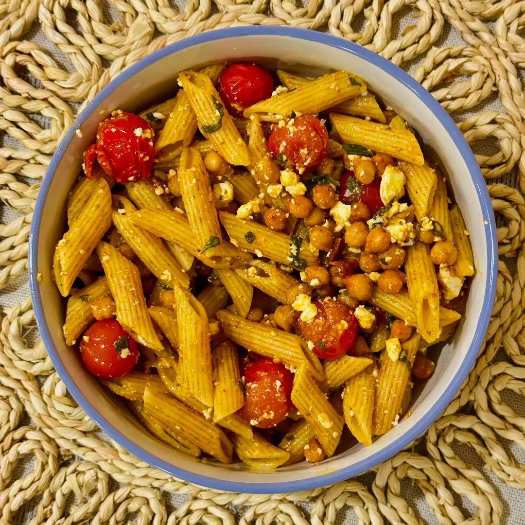 Makaronų salotos su feta sūriu