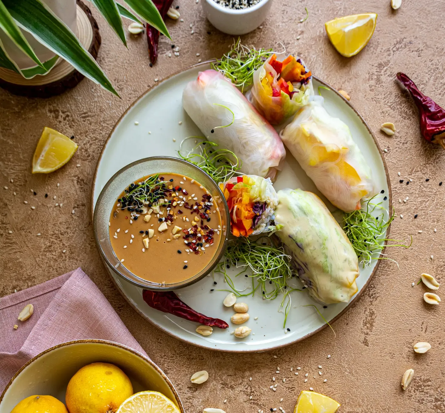 Summer rolls suktinukai su žemės riešutų kremo padažu
