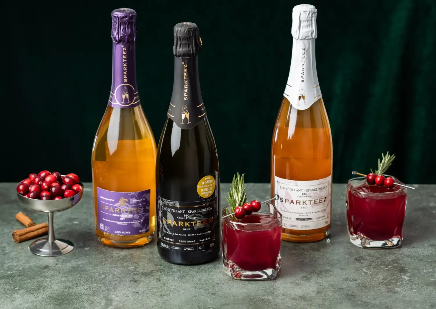 Nealkoholinis putojančios arbatos kokteilis su spanguolių sultimis ir cinamonu