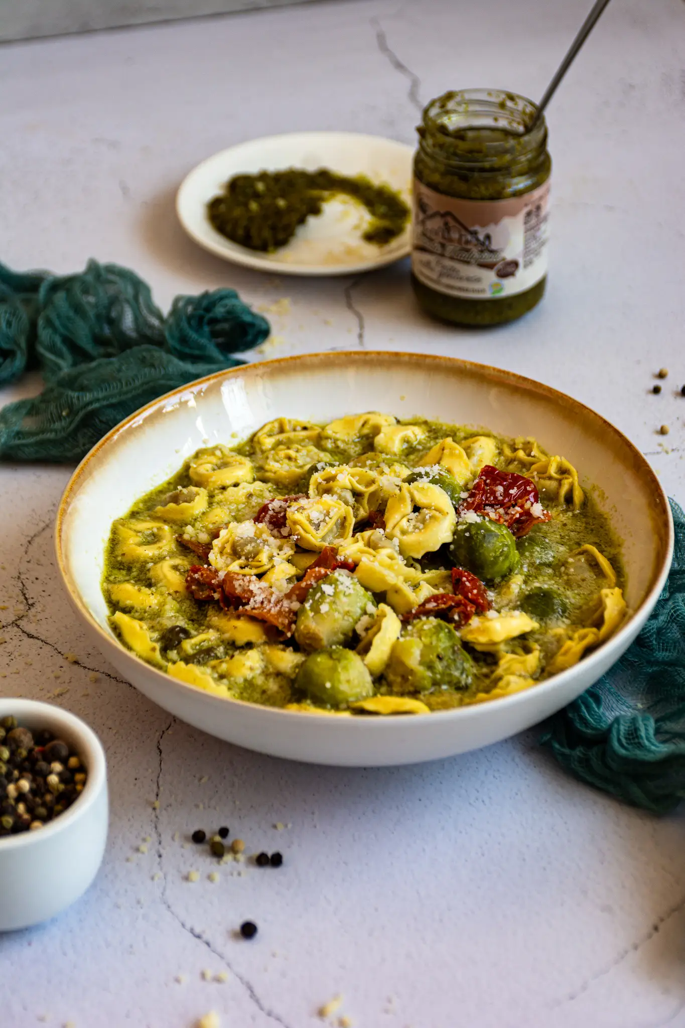 Tortellini su pesto ir džiovintais pomidorais