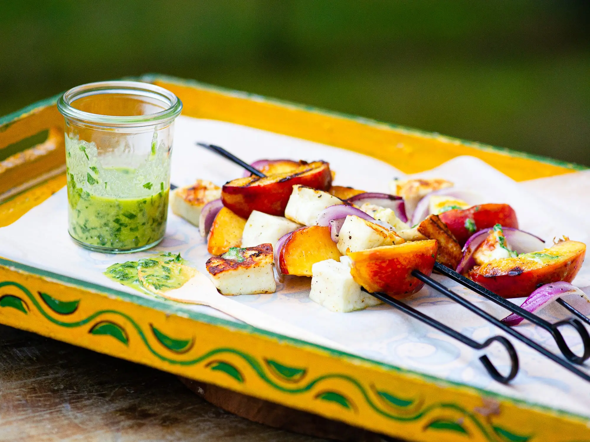 Halloumi sūrio ir nektarinų vėrinukai su petražolių pagardu | Nidos receptai