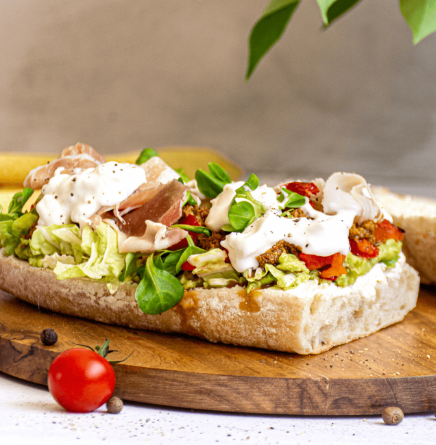 Čiabata duonos sumuštinis su daržovėmis, burrata sūriu ir kumpiu