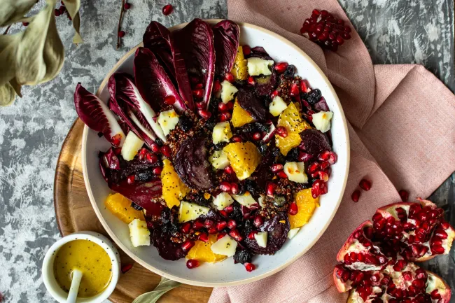 Bolivinės balandos salotos su burokėliais, granatais ir apelsinais