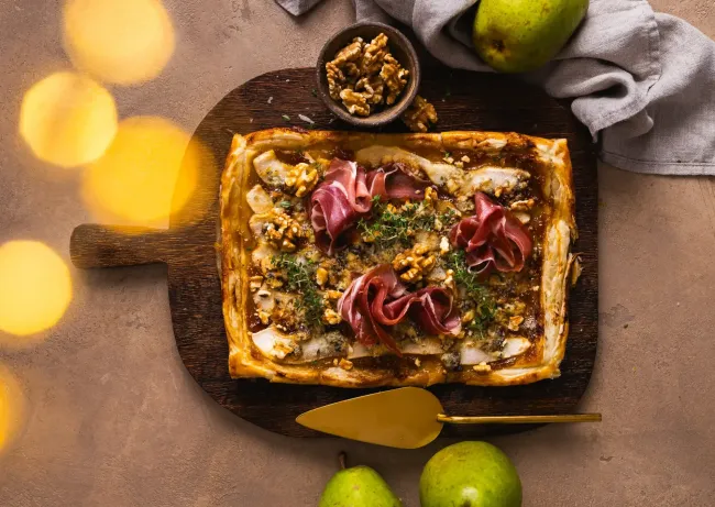 Sluoksniuotos tešlos tarta su kriaušėmis ir STILTON sūriu
