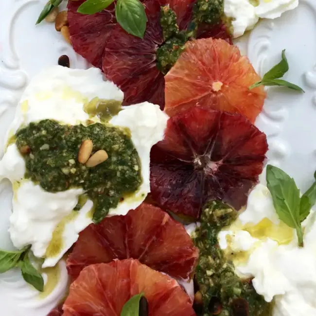 Burrata su apelsinais ir naminiu pesto padažu