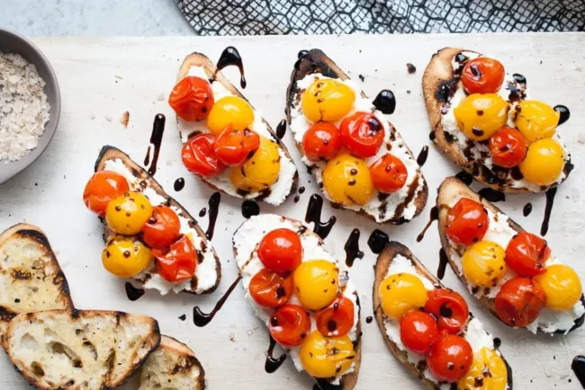 Skrebučiai su maskarpone ir vyšniniais pomidoriukais