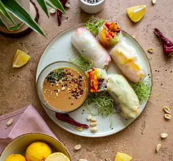 Summer rolls suktinukai su žemės riešutų kremo padažu