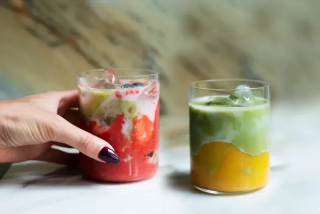 Dvi vaisių kokteilių su Matcha versijos