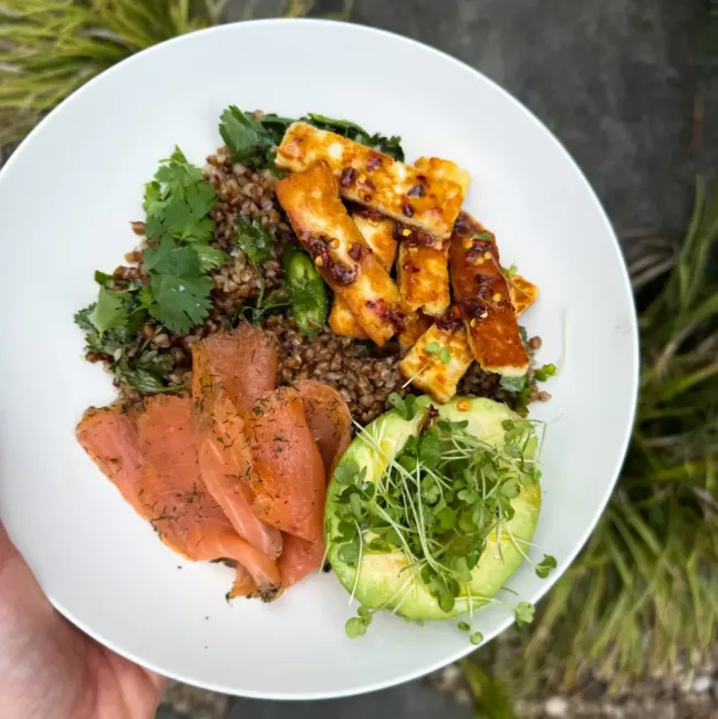 Grikiai su lašiša, keptu sūriu ir žolelėmis | „Another Bite“