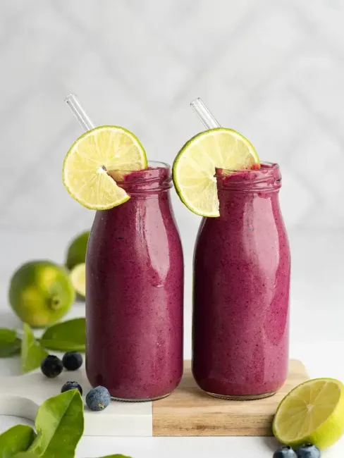 Kokteilis su acai uogomis