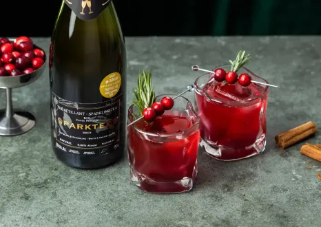 Nealkoholinis putojančios arbatos kokteilis su spanguolių sultimis ir cinamonu