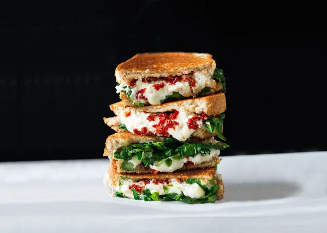 Saulėje džiovintų pomidorų, špinatų ir rikotos keptas sumuštinis