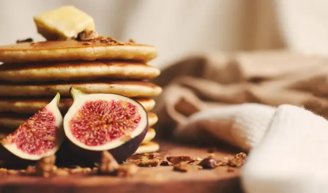 Blyneliai su klevų sirupu ir vaisiais