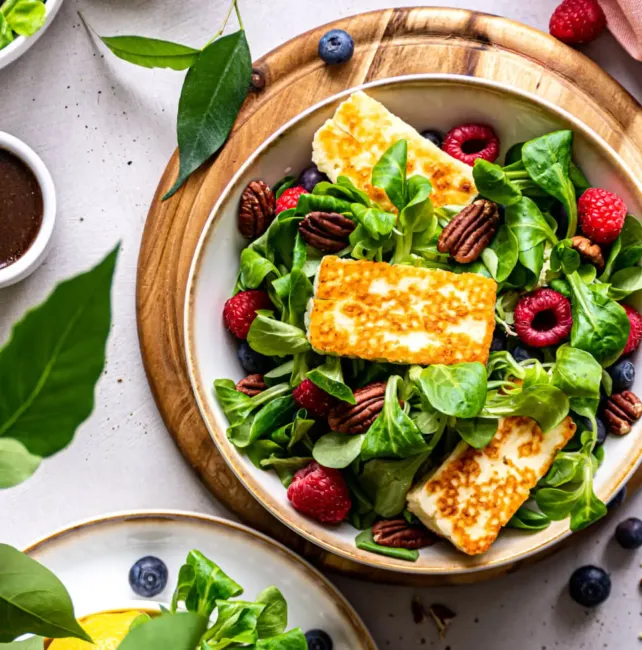 Spalvingos salotos su halloumi sūriu