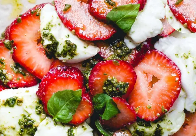 Pomidorų ir braškių salotos su pesto padažu