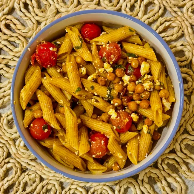 Makaronų salotos su feta sūriu