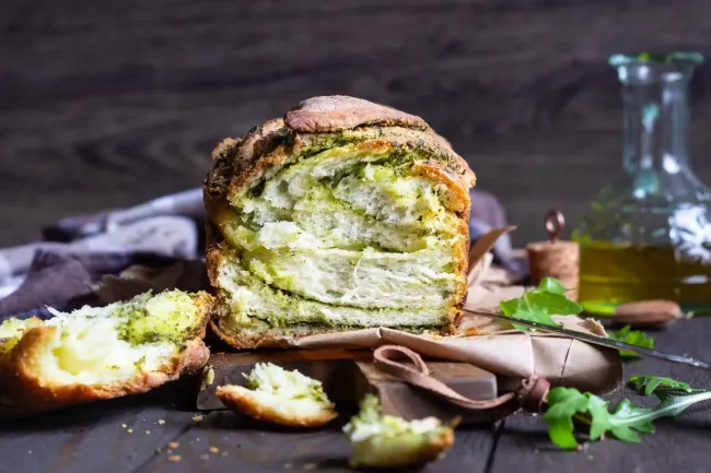 Šviesi duona su pesto padažu