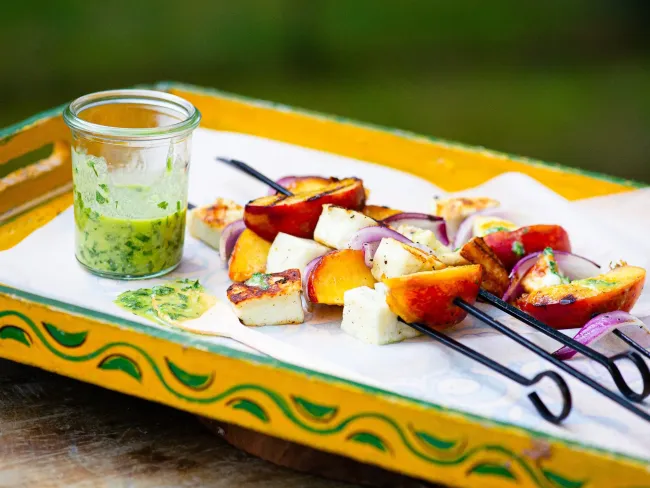 Halloumi sūrio ir nektarinų vėrinukai su petražolių pagardu | Nidos receptai