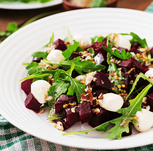 Burrata salotos su orkaitėje keptais burokėliais ir šviežiom salotom