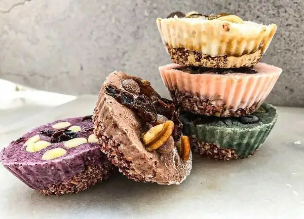 Šaldyti jogurtiniai keksiukai su granola ir supermaistu